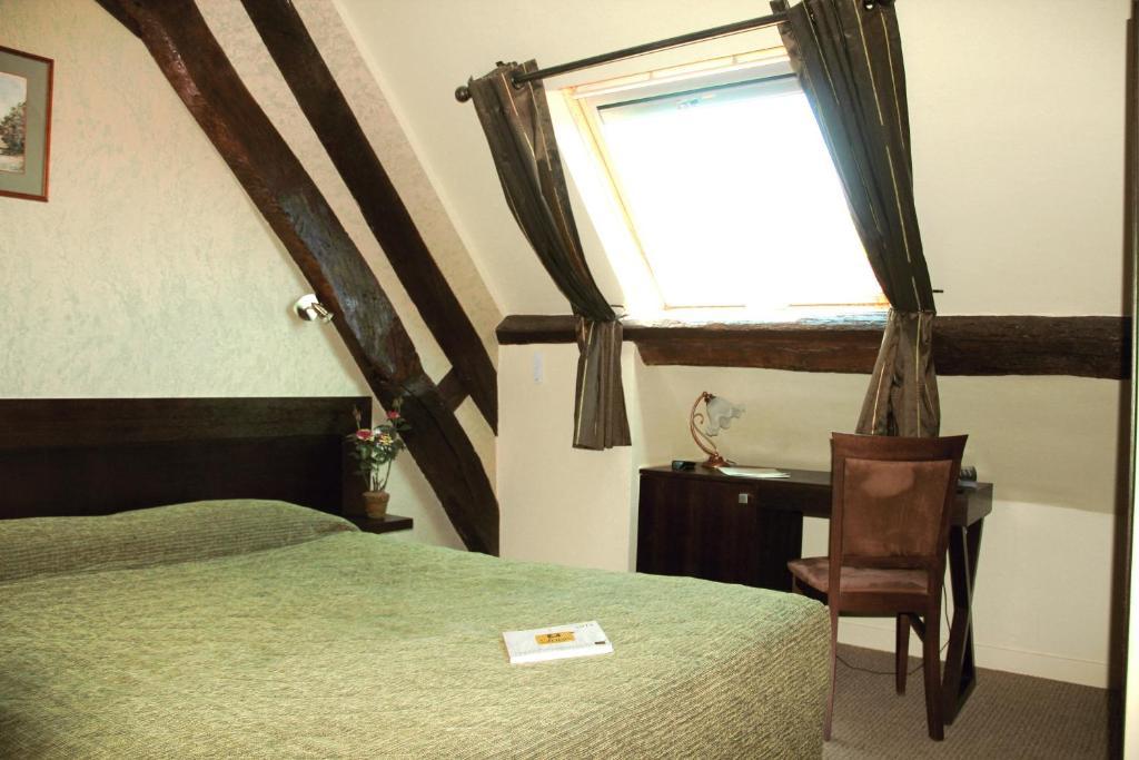 Logis Des Trois Maures Hotel Couches Room photo