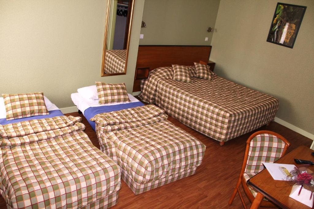 Logis Des Trois Maures Hotel Couches Room photo