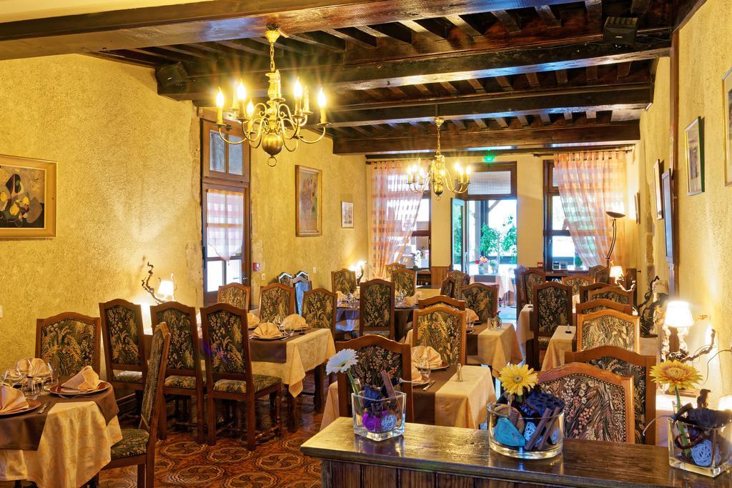 Logis Des Trois Maures Hotel Couches Exterior photo