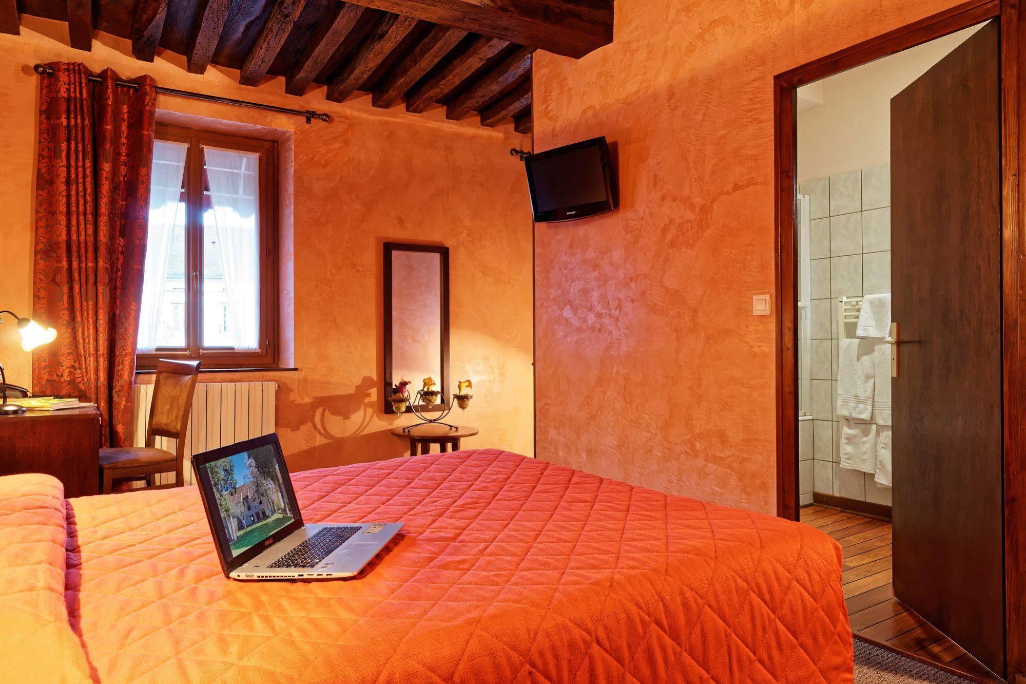 Logis Des Trois Maures Hotel Couches Exterior photo